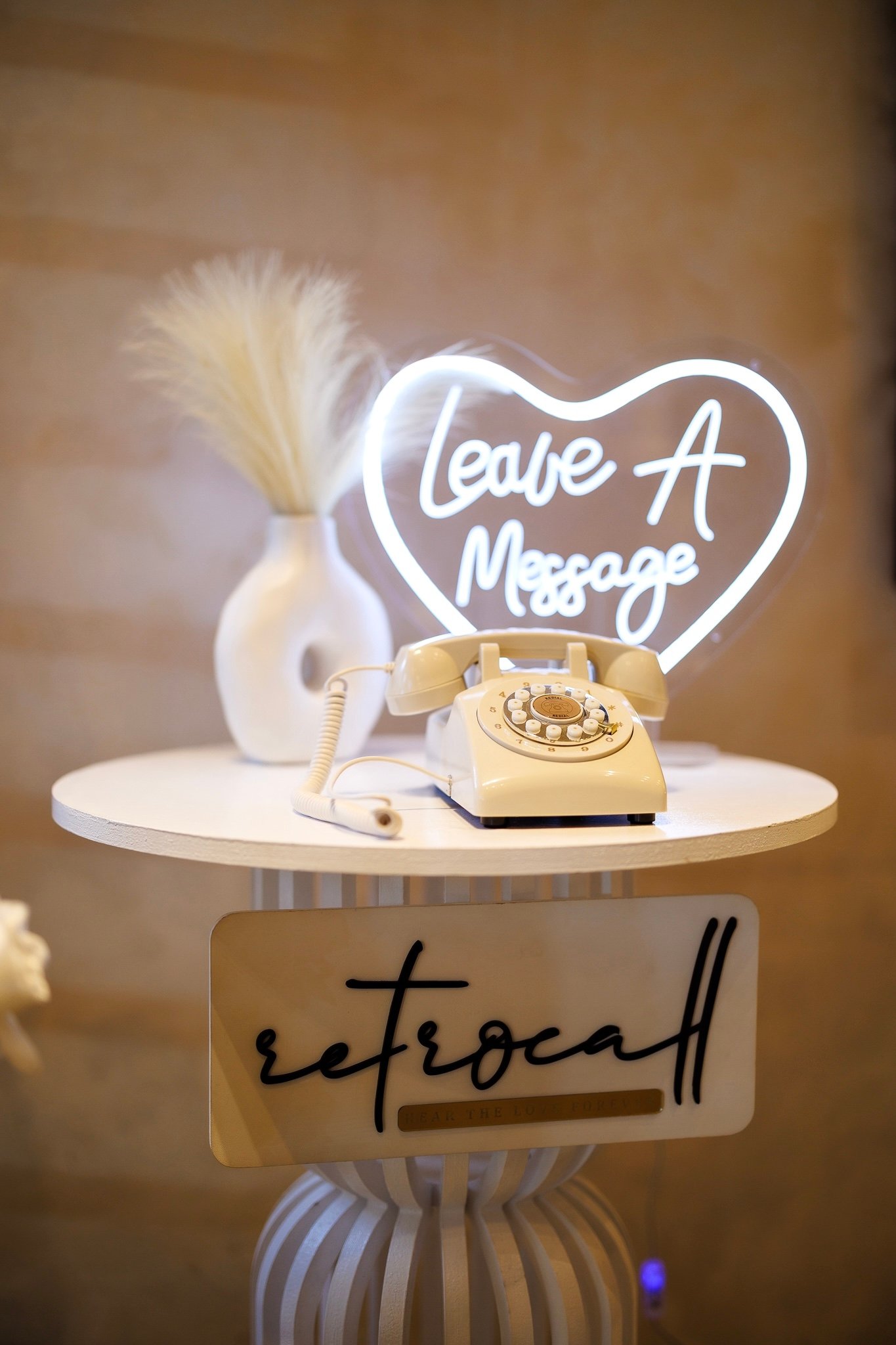 Telefon audio guestbook pe masă cu semn luminos