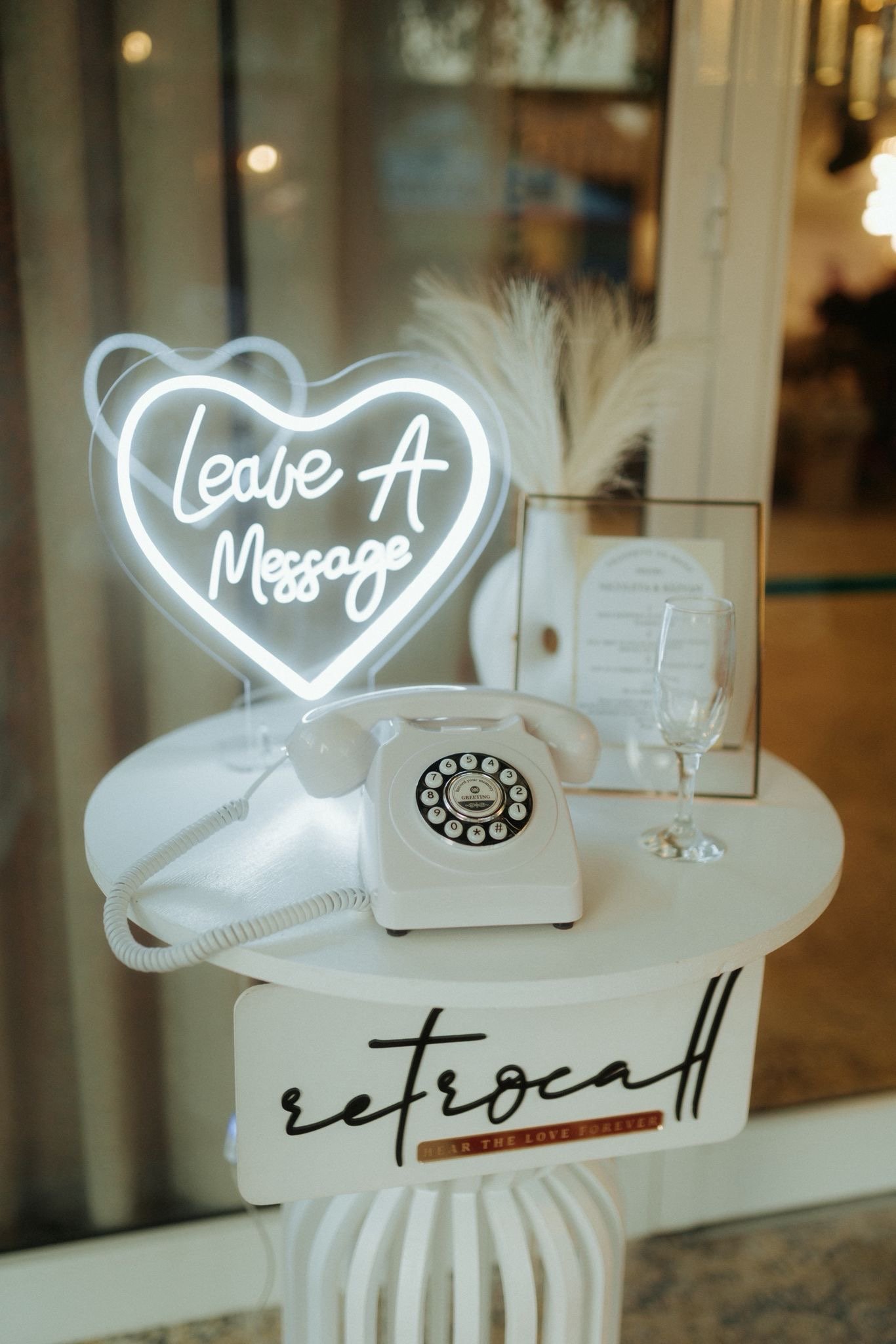 Decor RetroCall cu telefon audio și neon Leave A Message