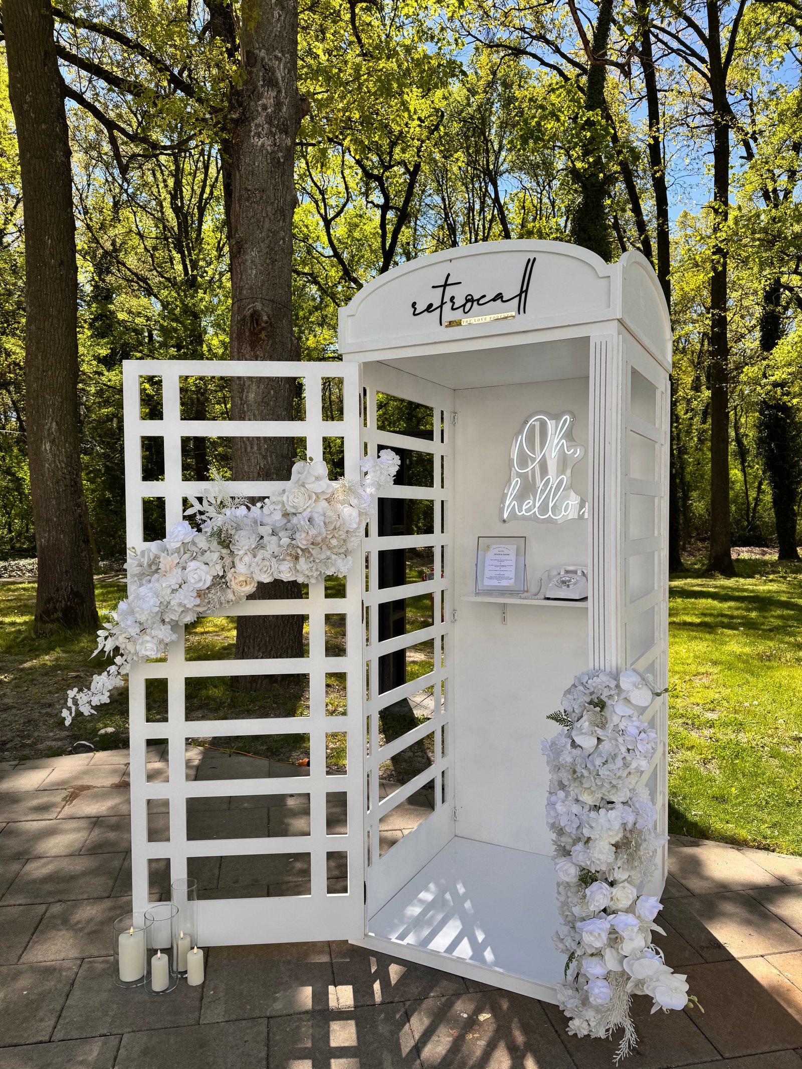 Cabina RetroCall într-un decor de pădure
